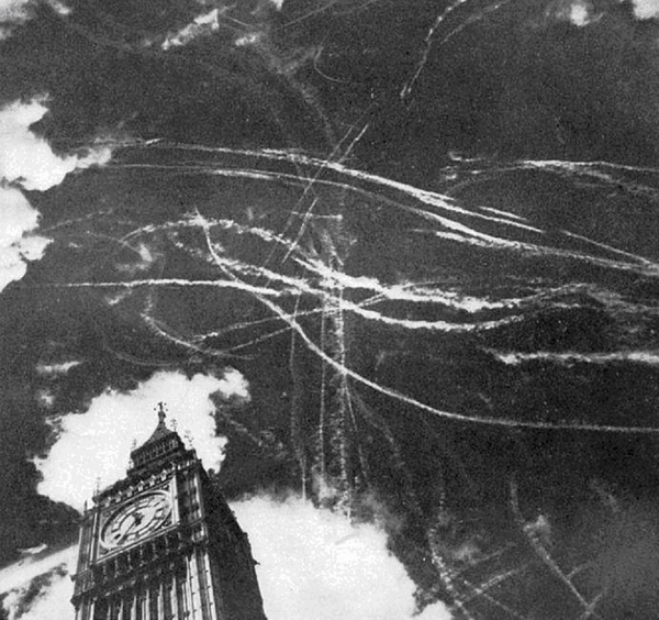 Obrázek: Bitva o Británii 1940. Tohle jsou persistent contrails, které za sebou zanechávaly stíhačky za druhé světové. Zdroj: Sisyfos